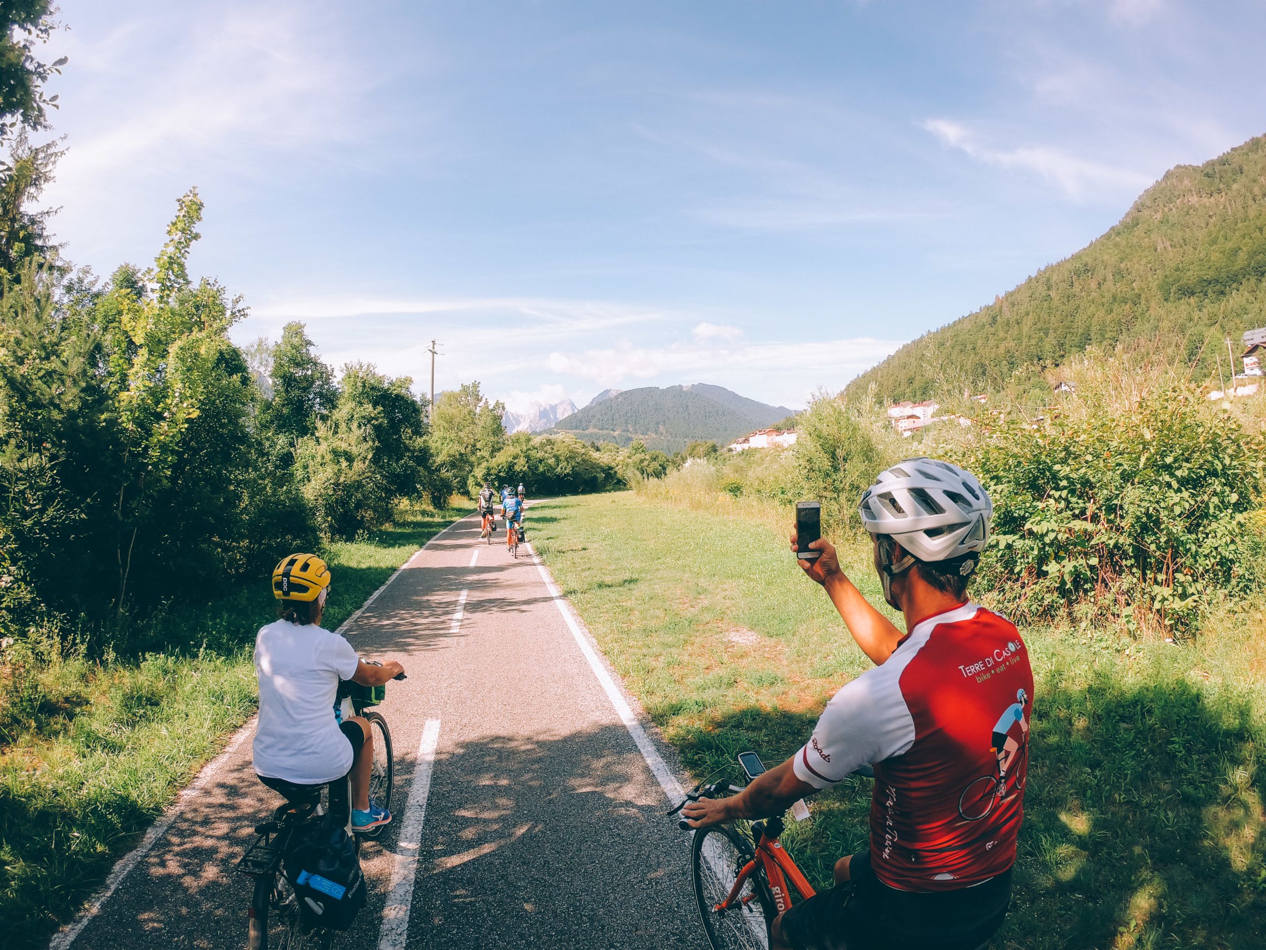 Ciclisti in viaggio con Girolibero lungo la Ciclovia dell'Alpe Adria tra le montagne della Carinzia, Austria.
